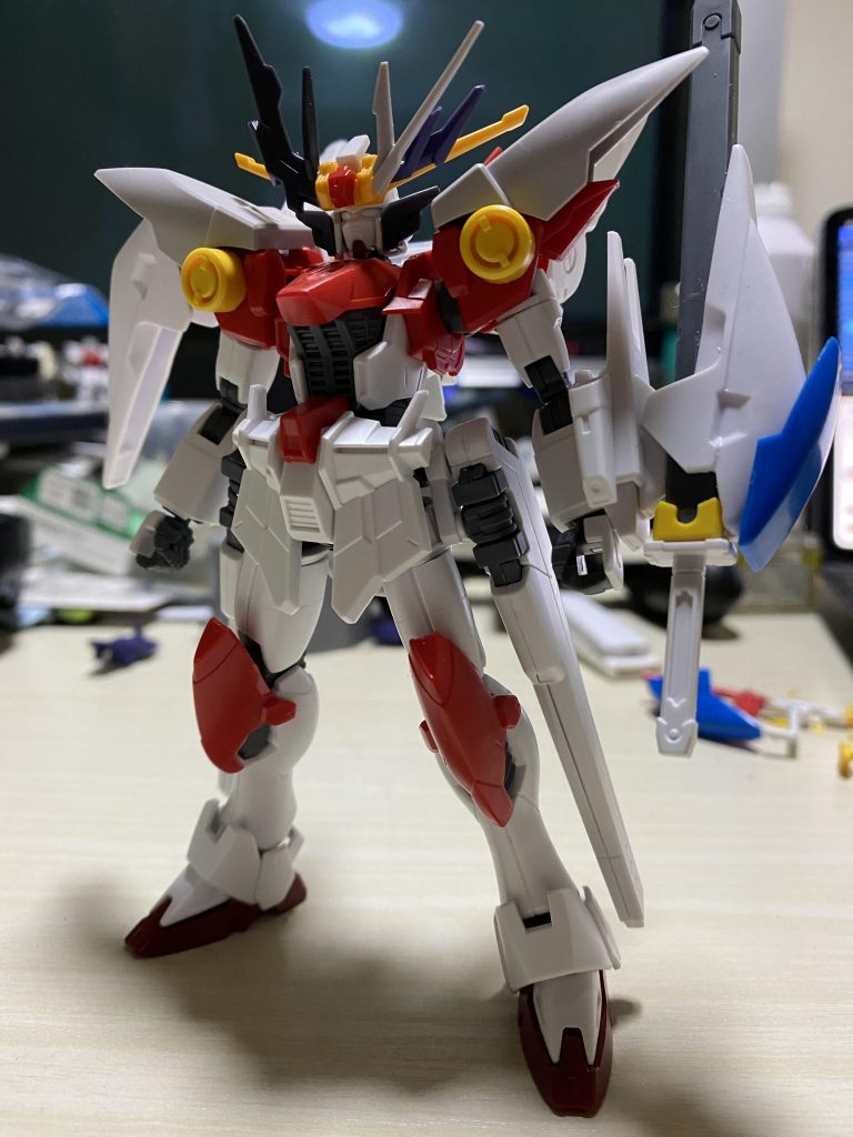 左右非対称の鍬形は、フェイクニューとユーラヴェンのアンテナを切って貼ったしただけです。肩はフェイクニューの脛部分を当て、カミキバーニングの刀を左腕にポン付けして、V2のミノフスキードライブを右肩と鞘へポン付け。プロポーションは弄らず、M91のバリエーションとして作製。