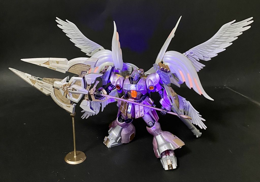 若干の蛍光塗装で光ります。