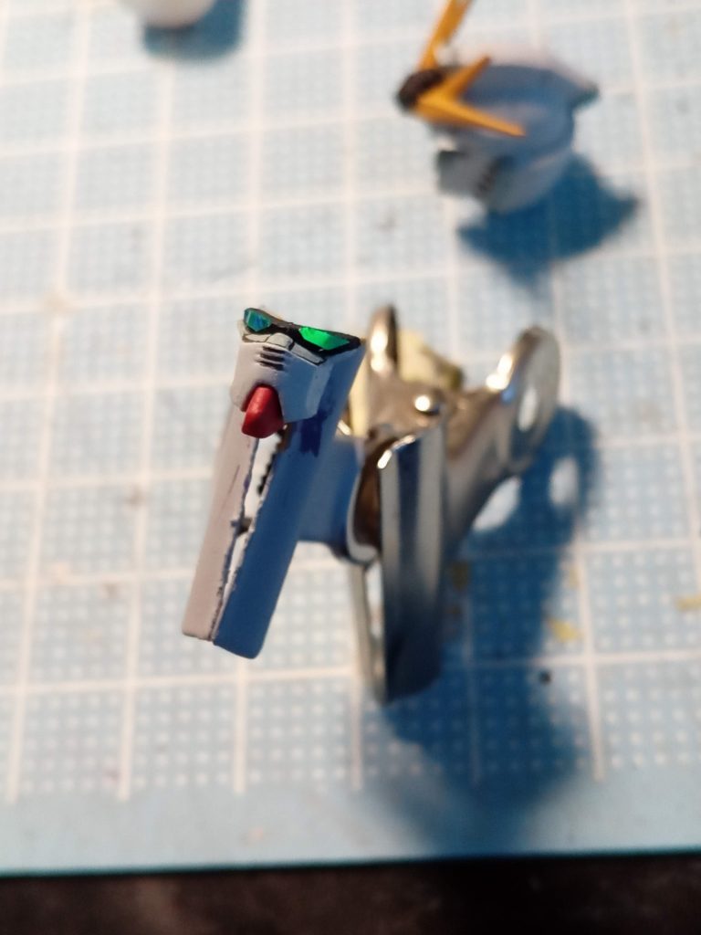 顔は頬下少しカット。目はラピーテープでキラッと！