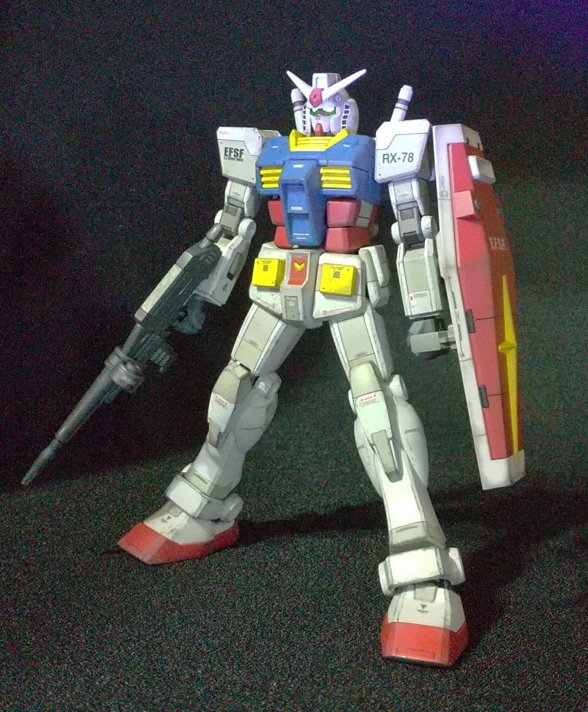 思いどおり&狙いどおり、たいそう喜んでくれてなにより。手渡したその場でスマホを取り出してパシャパシャ撮り始めるので、「家で撮ればいいのに」というと、「いやー我慢できなくて」だとさ。それにしてもEGガンダム、今回で2機目だけど面白いね。安いという理由もあって、失敗を恐れずもっといろいろアレンジしてみたくなります。