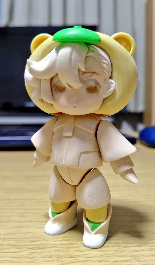 口元をパテで盛り直して整形。ボディもパテ盛りしてガンガンヤスリで削って行きます！