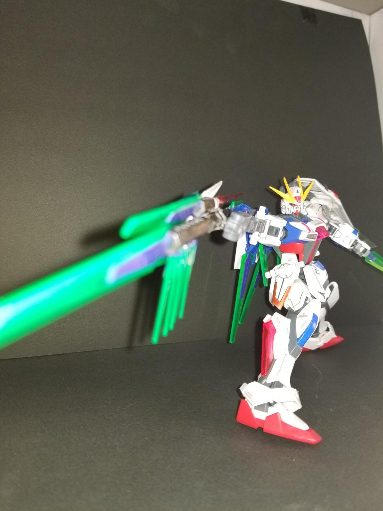 が、接続は肩からされており、長リーチの武器として思いっきり振るいます。写真では腕を外している(ボルトアウト)状態ですが、もちろん腕が点いた状態でも戦えます。
