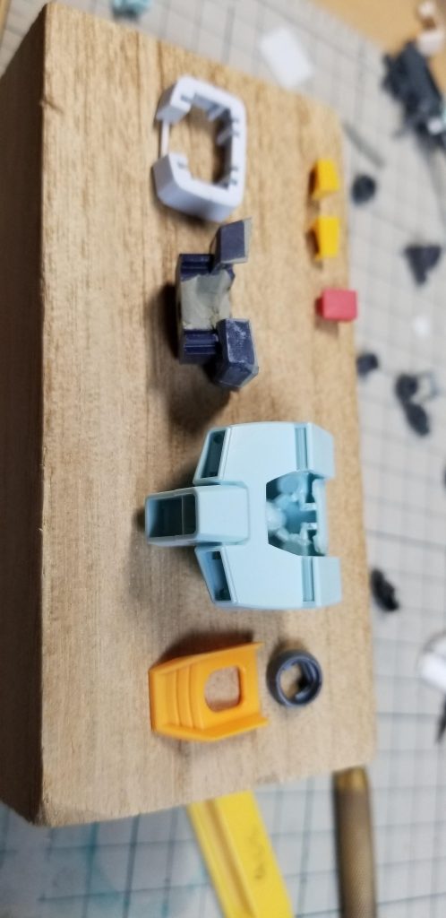 塗り分けのマスキング回避＆胴の延長の為に切り刻んで色々なジム系から胴部分を拝借しました。