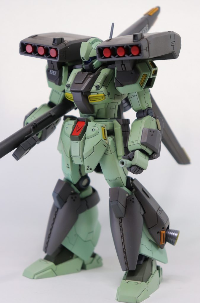 首、腰、足首の延長左手のサーベル持ち手はヘイズルのを加工しています。スジボリや面出しと腕やヒザにリベット風のタガネ？でディティール追加しています。パッケージの茶系の影が落ちた印象になるようにグレーの外装だけブラウンでウォッシングしています。 