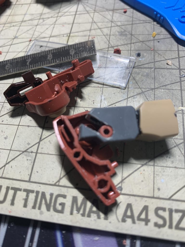 腕の合わせ目を消すために、関節をここまで削ったためむちゃするのが怖くてあまり動かせなくなりました(