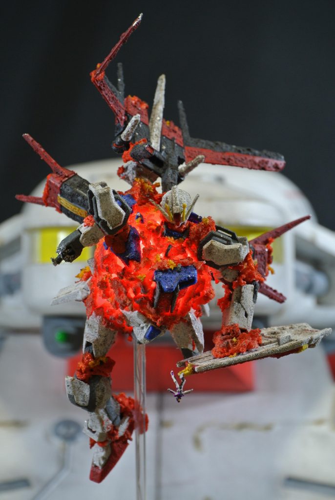 爆散したストライクガンダムをアップで。ムウさんが居るのわかりましたか？