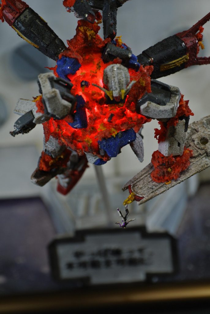 周囲の照明を減光して少し爆発エフェクト内のLEDが目立つように。