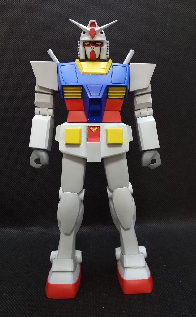 中の人。当時は1/100ガンダムのベストキットでした。今回は後ハメ加工を覚えたので、頭、首、上腕、ひじ、ひざ、腰で後ハメを。それにしても相変わらず旧キットガンダムの顔の塗装は難しいです。