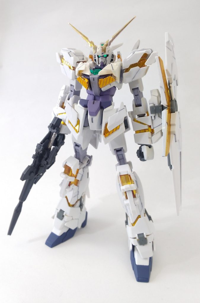 アーマー装着時ユニコーンのアーマーは、ガンダムベース福岡の作例を参考にしながらできるだけ手間のかからないように作りました。特に腕と脚はほぼそのままの状態に接続パーツを移植しているため、普通のアーマーよりかなり手脚が長くなっています。