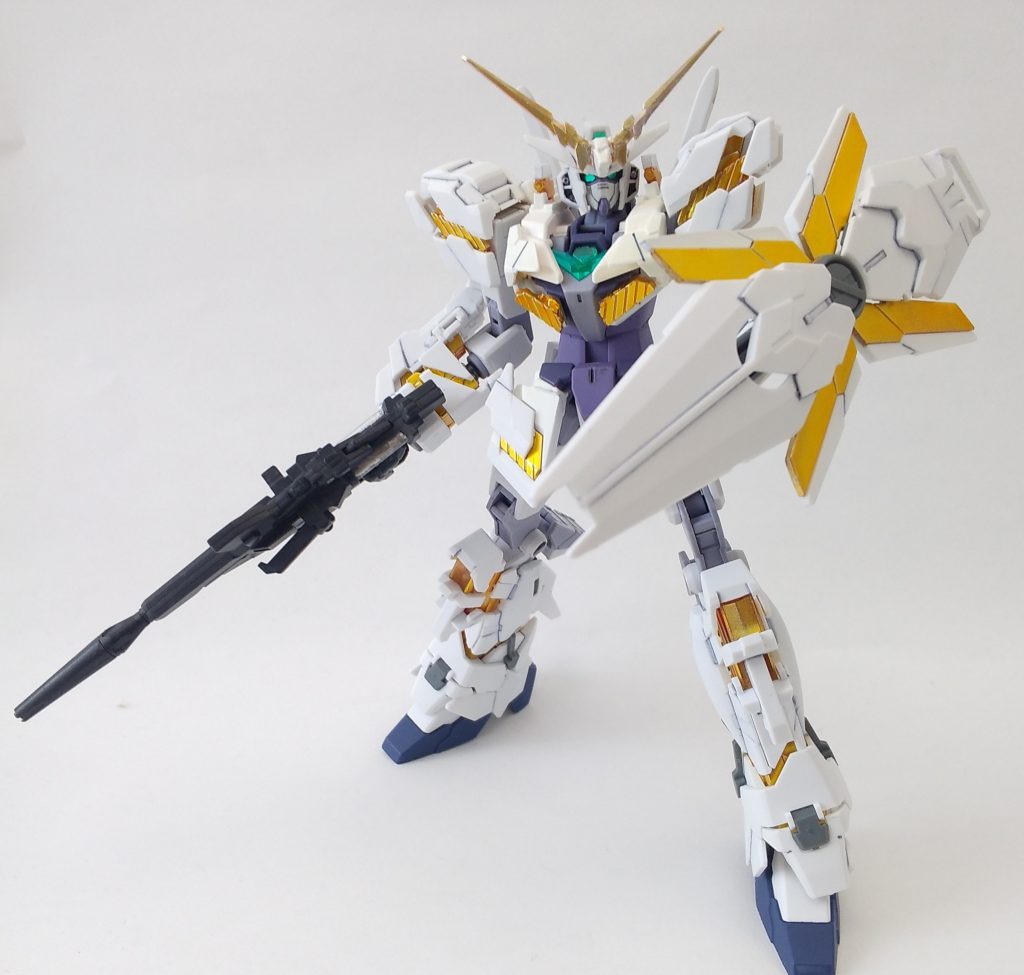 サイコフレームをイエローゴールド、アンテナの表面をホワイトゴールドで塗装しました。