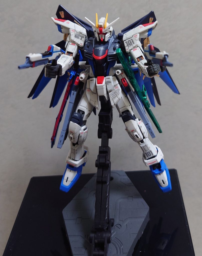 小回りのきく武器としてMA-M21KF 高エネルギービームライフルの小型版を腰に装備してます。HCMPROのものを流用してます。そのままでは持てなかったので、持ち手をジャンクパーツから作りました。この武器を使う場合はメインの武器を腰に装着可能です。