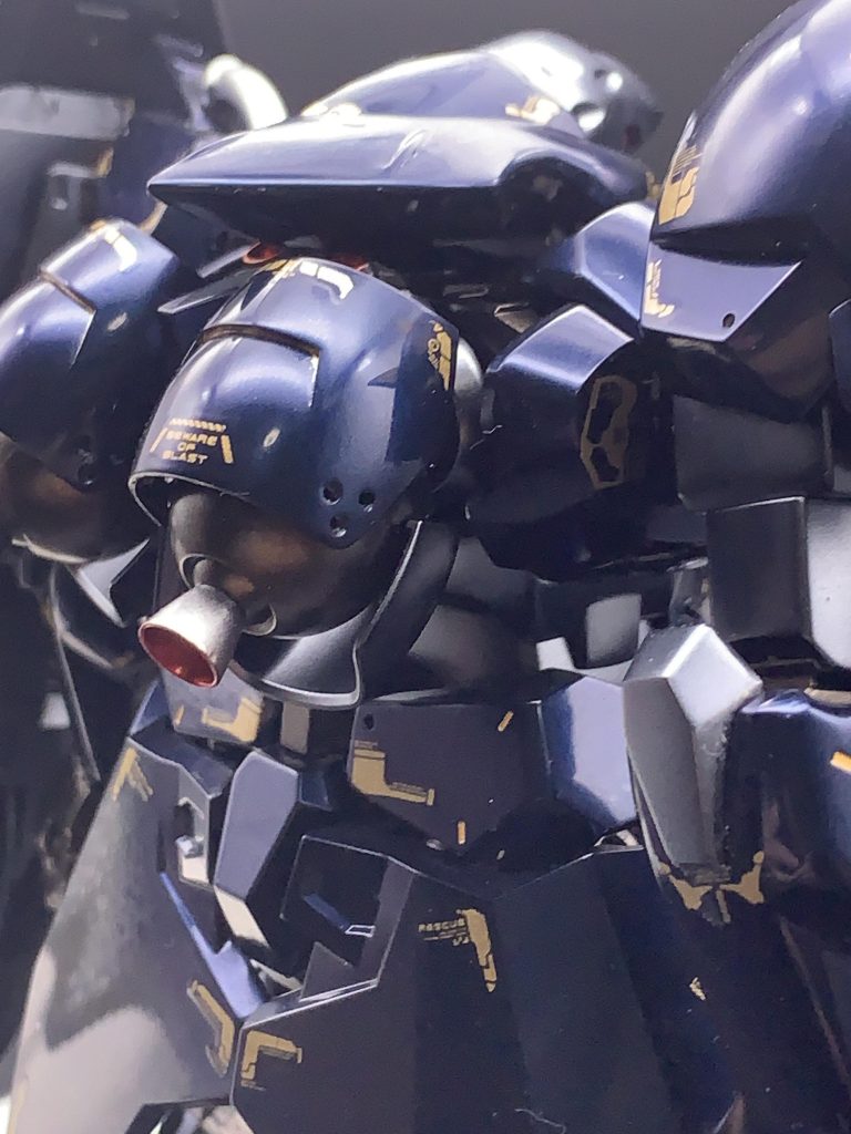 プリズムブルーブラックにゴールドはやはり鉄板中の鉄板。バーニアは内部はゴールドからのレッドキャンディ、外はスターブライトシルバーにしてみましたがアクセントっぽくなりよかったなと。