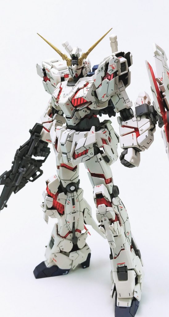 ふんどしのサイコフレーム出し忘れてます…首の延長腰フレームを加工して少しS字になるようにしています。同じく腰フレームが左右に振れて立ち姿勢が決まらないのでプラで固定しています。ヒザも少し逆関節になるよう削ったので、ビシっとなりました。 … 