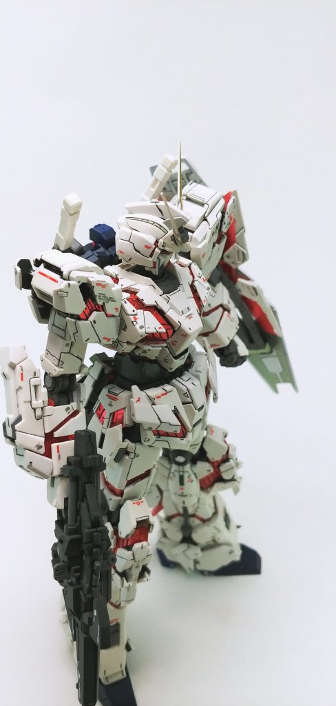 ホワイトはヘキサホワイト。実際は少しアイボリーっぽくなってます。サイコフレームはメタリックレッド剃り込みの塗り分け部分がお気に入りです。 