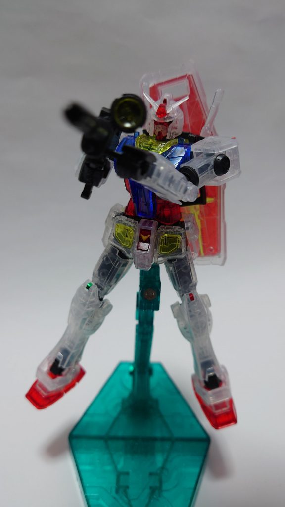 ビーム・ライフルは両手持ち出来ます。シールドは背中にマウント可能。