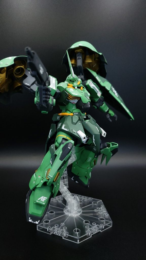 カラーレシピ緑・・・・Gエヴァグリーン濃い緑・・G暗緑色黄色・・・G橙黄色金色・・・Gヴィクトリーゴールド黒色・・・Cティターンズブルー1関節・・・Gメカサフスーパーヘヴィ※G:ガイア C:クレオスエヴァグリーンとても綺麗なグリーンで気に入ってます🤭✨