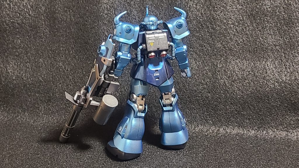 基本ストレート組みです。肩アーマーと袴の合わせ目消しを行った位です。カラーレシピは、胴体　クレオスのGXメタルダークブルー腕・脚・頭部　クレオスのGXメタルブルーとガイアノーツのEXシルバーを調色黒い部分　GXメタルブラック関節・シールドガトリング　ガイアノーツのフレームメタリック２あとはデカール貼り付け後、ガイアノーツのEXクリア―を３～４回程積層しています。
