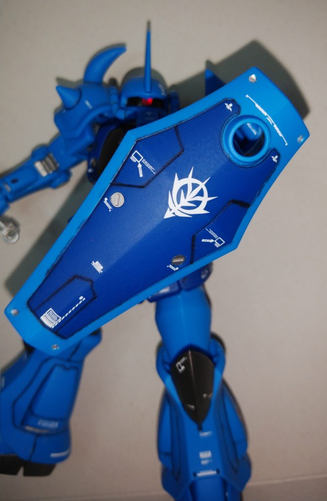 盾部分で、少しスジ彫りに挑戦。ムズイですねー…