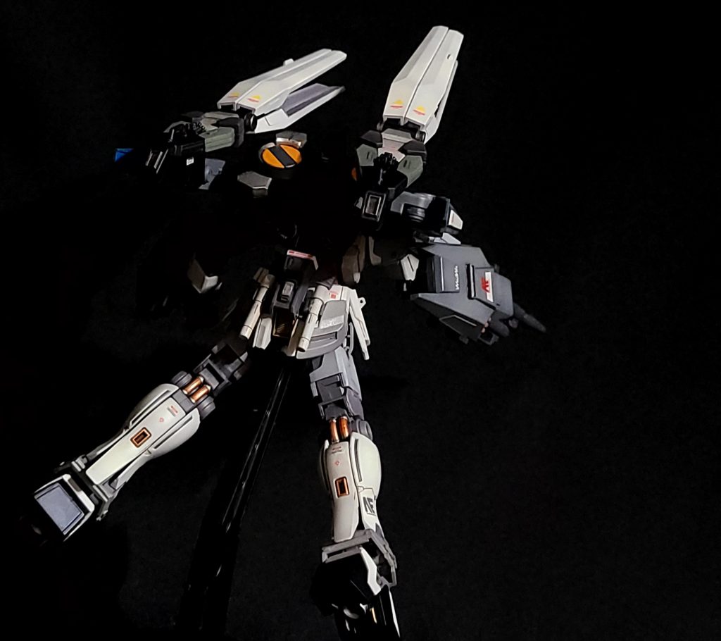 この後ろ姿もお気に入り。ビームサーベルのグリップは片方紛失してしまい、左側のはプラ棒で新造したものになってます😅