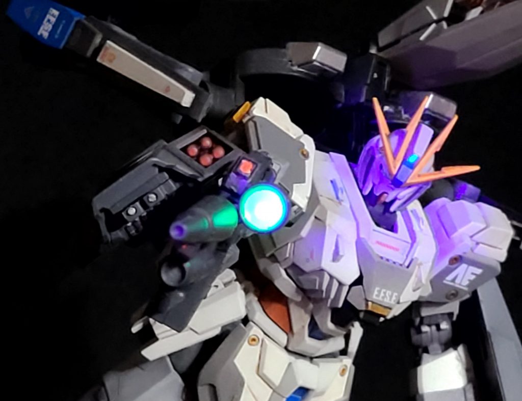 センサー、カメラ類は、いつものように蛍光カラーで塗り、UVライトで発光します。