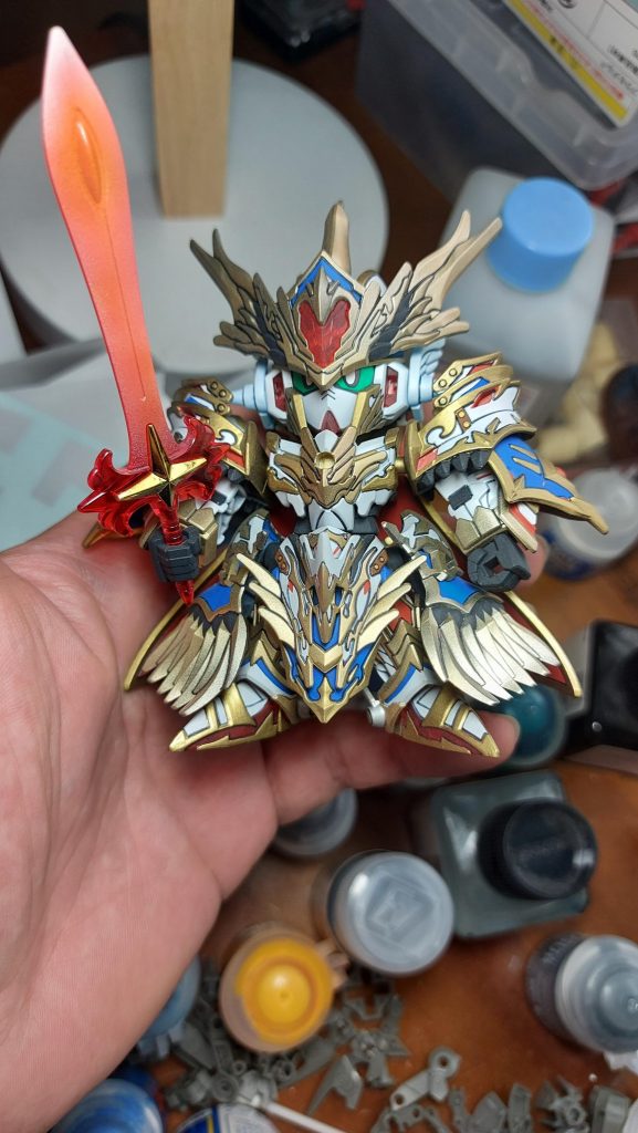 同為MK-III為原型人設，致敬初代騎士鋼彈的亞瑟還是使用3神器的炎之劍比較對味