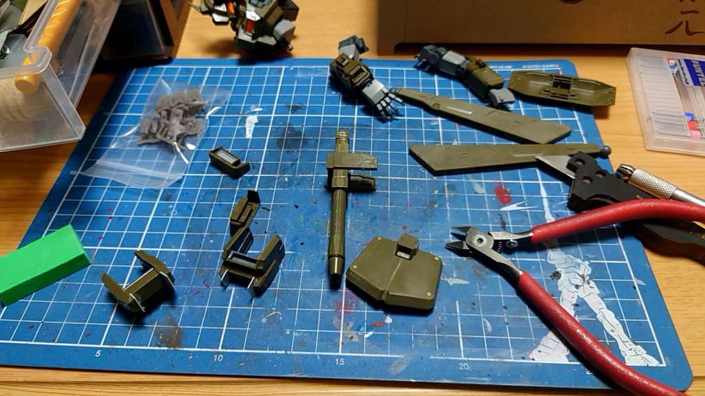 合わせ目消し、肉抜き穴を塞ぐ等の工作。