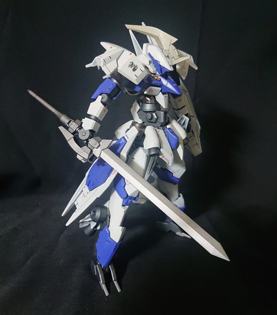 基本武装は、マルチライフル、シールド、パイルソード