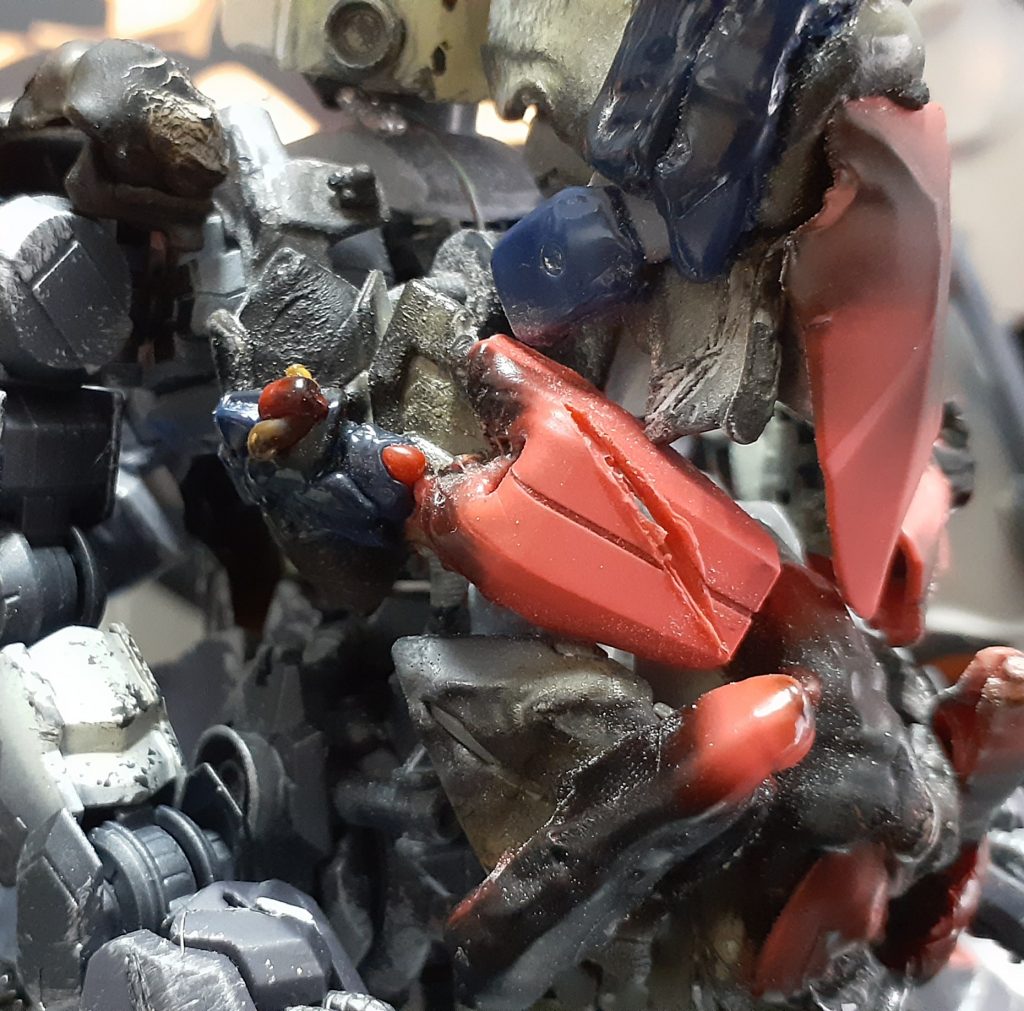 ミラボレアスの元の設定で「ハンターを生きたまま炙って防具を溶かして堅牢な甲殻にする」という設定を「様々なMSを破損部分に溶接した」という設定にして、ガンダムMK-Ⅱやザクなど色々なガンプラを炙って接着して、禍々しさを出してます。