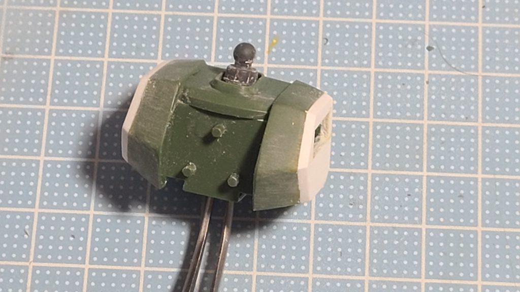 ここ数年のマイブーム、胸部幅増しですが今回は1.5ｍｍのプラ板を左右に貼り付け合計3ｍｍの幅増しになります。