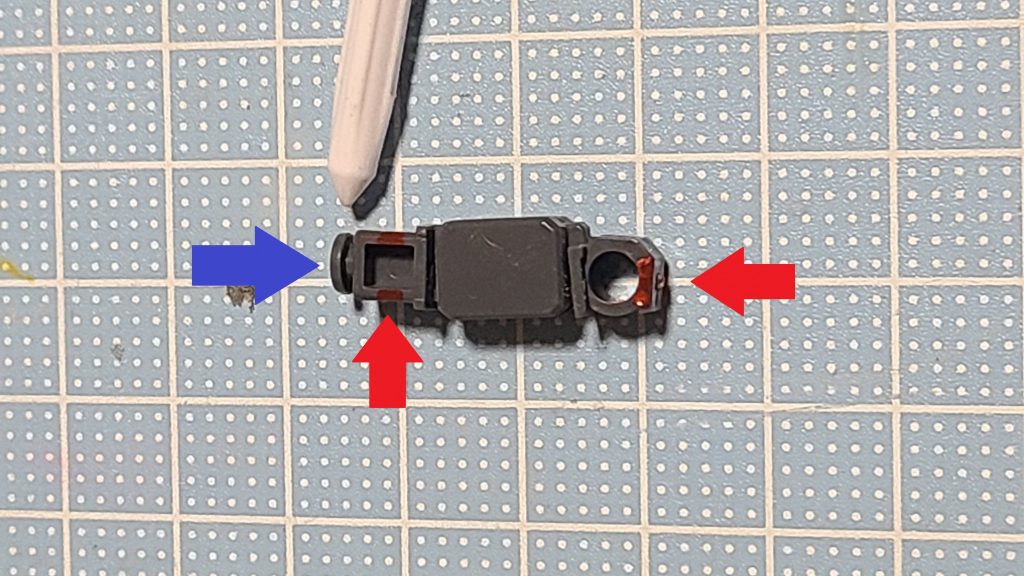 肘関節は、赤部分はぶった切りで。青矢印は肩関節に挟み込むので組み忘れないように。