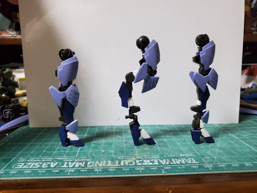 脚の改造途中左から無改造、後ろ脚、前脚です。馬の骨格の画像などを見ながら試行錯誤しながら関節を追加したり、増やしたり、伸ばしたりしてました。写真取り忘れてしまいましたが前脚はここから太もものあたりを更に5mm延長してます。