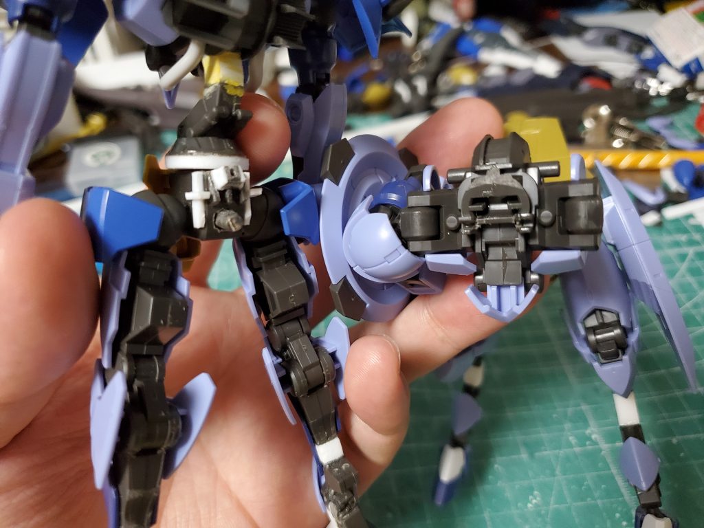 馬部分の接続首の接続部分にはまるようにお尻のところを弄ってます。当初は分離が容易になるようにこれだけの接続でしたが、何度も確認するうちに緩くなっていったので最終的に追加で3mmほどの穴を空けてランナーの棒を挿せるようにしたりパテで接続面を整えたりしました。