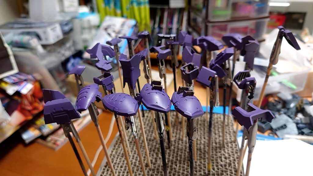 塗装は表面処理後にシタデルカラー筆塗りで全塗装。デカール貼ってトップコートで仕上げてあります。