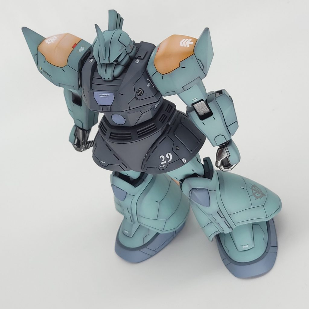 ■見下ろしビューパーソナルカラーの採用、専用装備が与えられているパイロットを前提としたので、大尉クラスは間違いないだろうとし、大尉の階級章を貼り付け