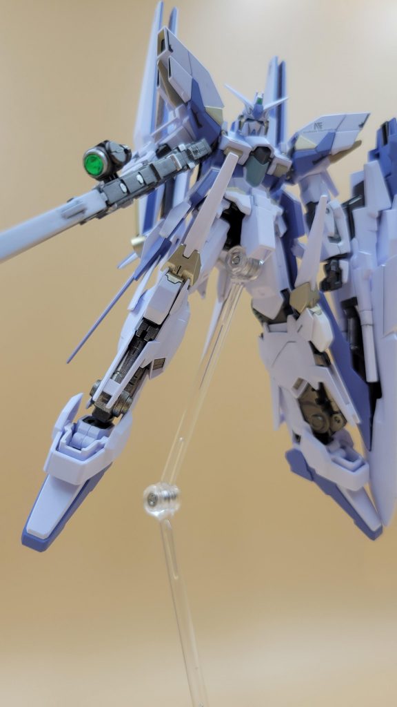 デルタ系特有の脚部。剥き出しのフレームはチタンゴールドの上から焼鉄色を薄く吹いています。