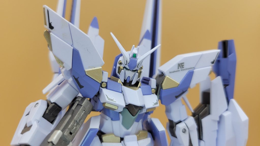 センサー類はライフルもメインカメラも、シールの上からレジンでコーティング。ツインアイは我らが青竹色。