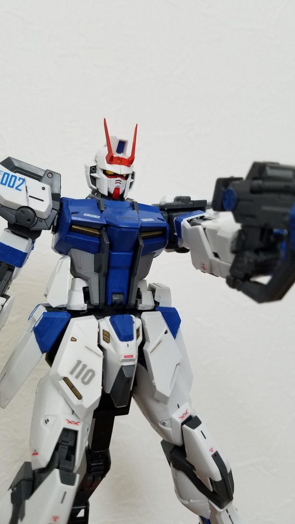 頭部のブレードアンテナは、赤い留め具を紛失。白い部分も外し、黄色パーツを赤く塗装。少し、リ・ガズィっぽいかも…？