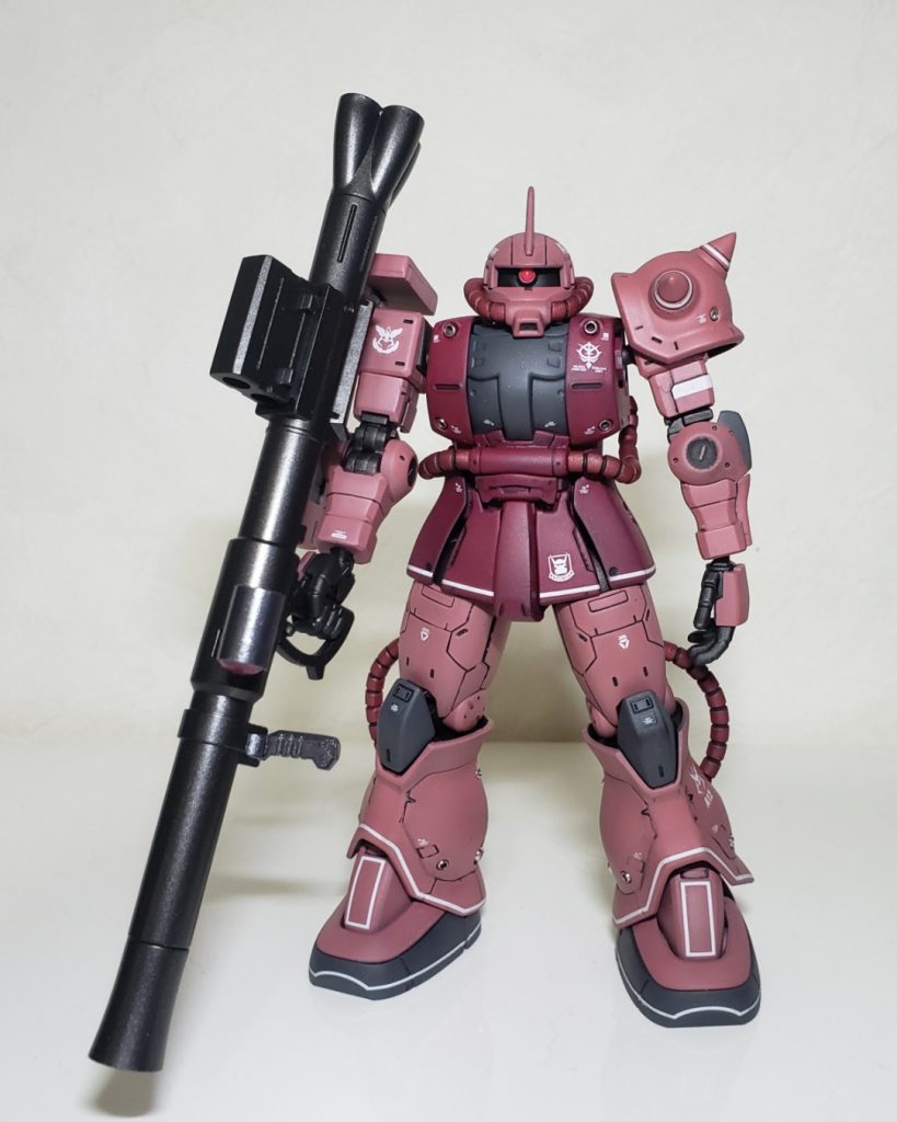 黒サフ下地から①MSシャアピンクに赤と紫を足してトーンを落したピンクに。②MSシャアレッドはそのまま使用。③バックパックはメタリックレッド。④ブラックグレー⑤武器、関節は黒鉄色。⑥動力パイプはメタルブラッディレッド。⑦バーニアはラフシルバー。⑧水転写デカール、艶消しで仕上げ。
