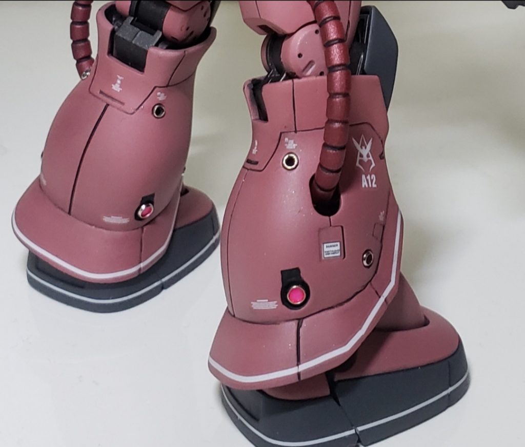 脚部アポジモーターはかしめ玉3mmに置き換え。その他2mmかしめ玉も装着。ザク系はメタル化が楽しい🎶