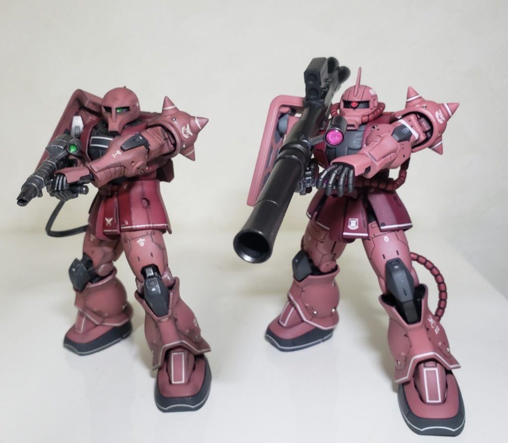 ザクIと並べて。ザクIの方はウォッシングしてるので、また仕上がりが違っちゃってますね。濃い赤部分もザクIの方は赤を足してるので赤みが強く出てるかな。並べてみるとザクIの方が好みの色合いかな?