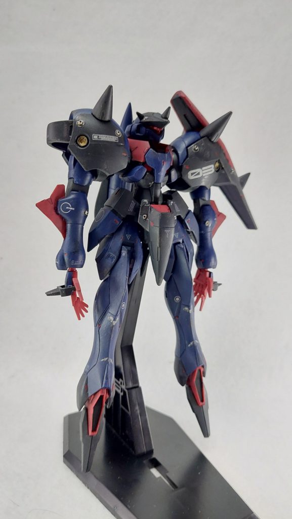 イノベイドのブリング・スタビティやヒリング・ケアが搭乗したガ系のMS、ガラッゾ。近接戦闘に割り切った武装と曲面の多さが魅力的なこの機体をオリジナルカラーで製作しました。前回のスローネアインに続きOO系ですが最近見直した……というわけではありません。今回は水性ホビーカラー(ガンダムカラー)での筆塗りがコンセプトだったので、部品点数が少ない上に色分けのシンプルなこのガンプラはうってつけだよねということでセレクトしました。