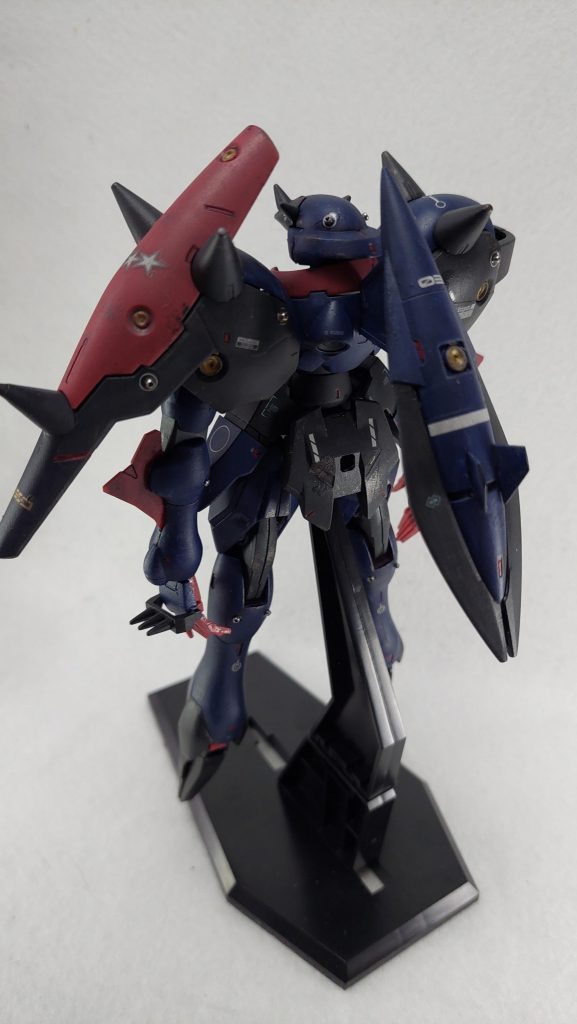 キットはブリング機を使用し、濃淡2種のパープルを水性ガンダムカラーのティターンズブルー1,2で塗り替えました。本来の機体色のメリハリの良さも改めて感じましたが、この色にすると悪役っぽさはバッチリですね。外伝はさておき本編では2機が出ているので、3番機の扱いで肩やコアファイターにデカールを貼っています