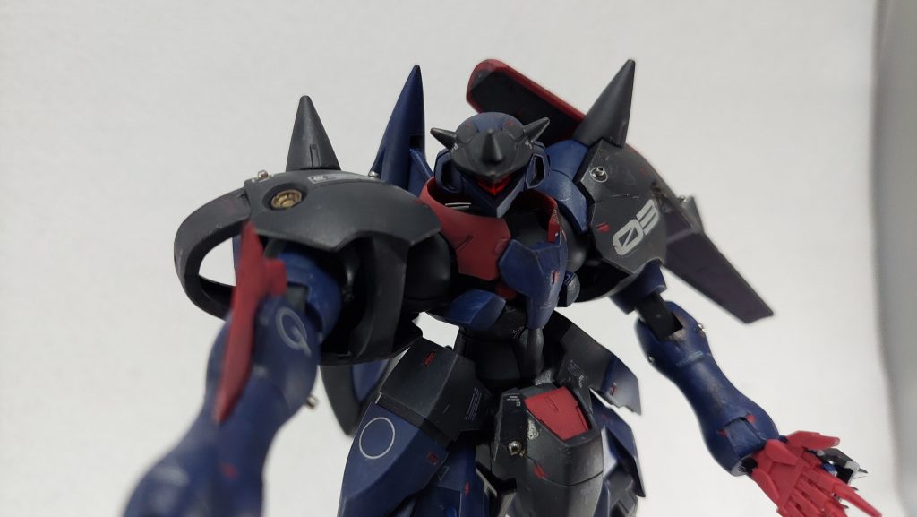 筆塗り塗装の欠点は不慣れでは塗りムラが出てしまうこと。が、ウェザリングすればそのへんはごまかせるということなので素直にそちらに頼らせてもらいました。スポンジチッピングの他、ウェザリングカラーのマルチブラック→マルチグレーを被せることでムラを隠しています。