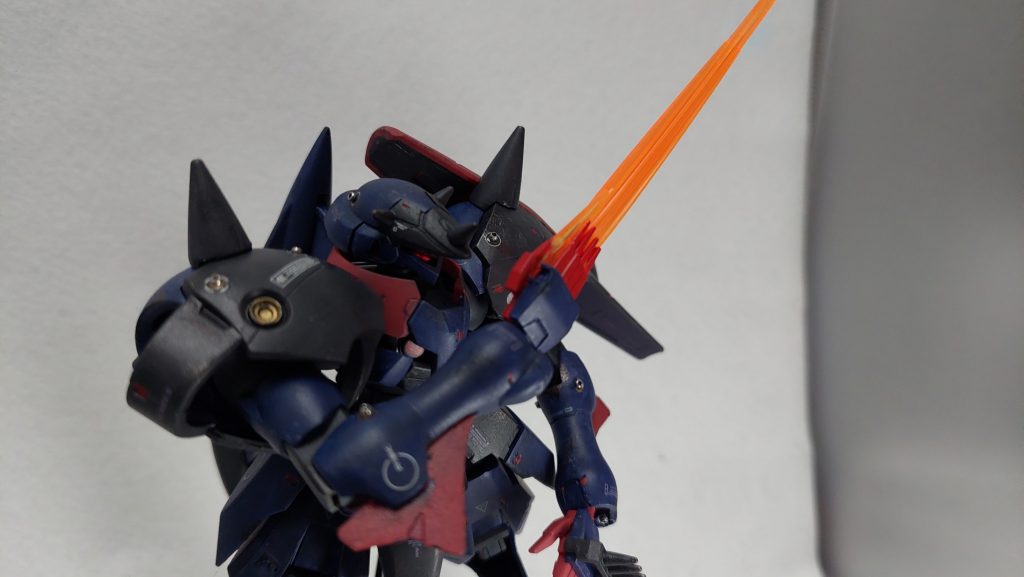 腕部等ダークブルー部:水性ガンダムカラー ティターンズブルー2胴体等ダークブルー部:水性ガンダムカラー ティターンズブルー1胸部・サーベル手レッド部:水性ガンダムカラー RX-78-2ガンダムレッド肩部イエロー部:水性ガンダムカラー RX-78-2ガンダムイエロー肩部ゴールド部:タミヤカラー エナメル塗料 ゴールドリーフ足部ブラック部:ガンダムマーカーブラック