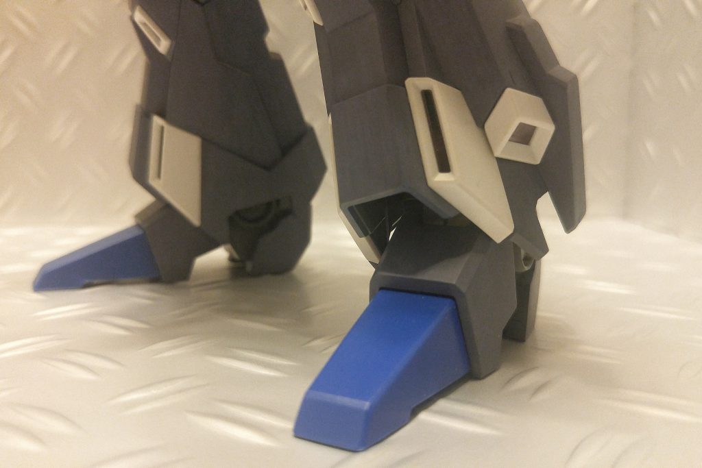 足先のパーツはゼータプラスを参考にブルーで塗ってます!