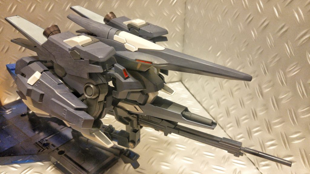 ウェイブライダー形態に変形!けっこう難解な変形で説明書見ながらでも四苦八苦しました(>_<)でも無事に変形し終わって見てみると思った以上に格好良くて満足♪ゼータやデルタプラスみたいな前後に長く飛行機型なのとは違って機体の魅力をギュッと押し縮めたようなフォルムがイイですよね!リゼル!( *´艸)