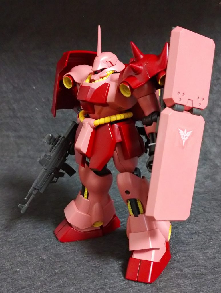 完成直前にシールドのエンブレムが違う事に気付き､瞬着で埋めてヤスリがけして､シャアピンクでごまかしてます💦 シールは､昔キャンペーンでもらったモノを使用