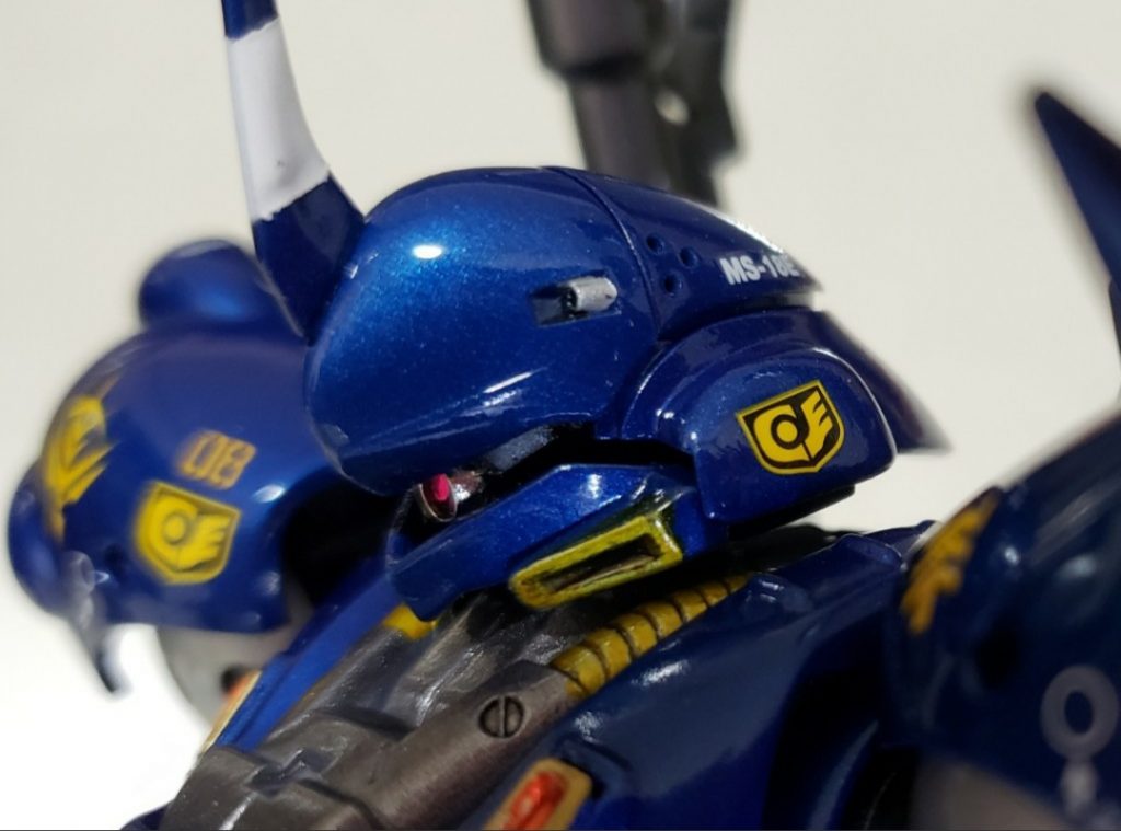 モノアイの取り付けが変な感じ💦半球状のクリアパーツを取り付けるんだけど下の方に付いててしかも上を向いてる!?しかもスカスカで超カッコ悪いんですが…試しにモノアイをカシメ玉4mm化して取り付けたら更に変に😱どうやっても決まらないので結局基部ごと切断、プラ板でベースを作り、くり抜いた穴にカシメ玉を埋め込みました。なんとか見れるようになったかなと😅