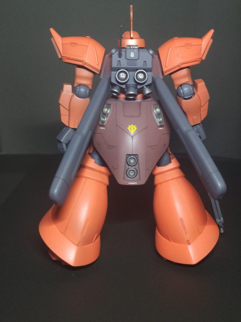 バーニアは塗り分けする気力がなかったので、タミヤのエナメルゴールドです。今回もバックパックをアレンジしてます