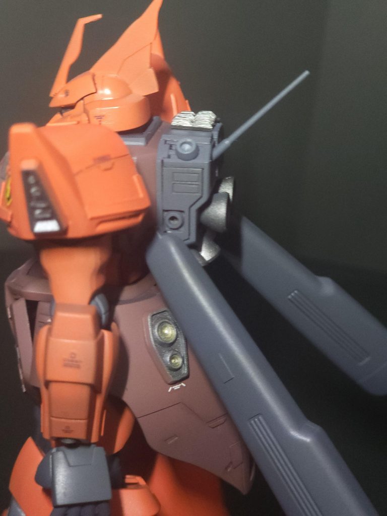 プラ板で厚みをだして、用途不明のヒートシンク装着ボケてますが、肩のスラスター(?)にフィンつけてみました。